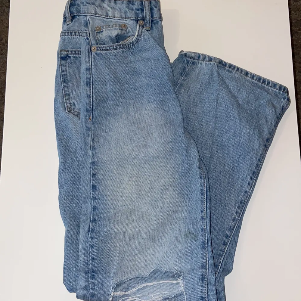 Dessa jeans är jättefina inte skinny utan lite större med hål vid knäna. Midjemåttet är: 31 tvärs över och innerbenslängden är: 74. Köpte dessa på lager157 har använt ca 2 gången och säljer för att de är för små för mig nu storlek:xxs priset är ink frakt💗. Jeans & Byxor.