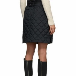 Kjol från Ganni - Oanvänd Kjol från Ganni i strl 36. Köparen står för frakten & betalning sker via Swish:)