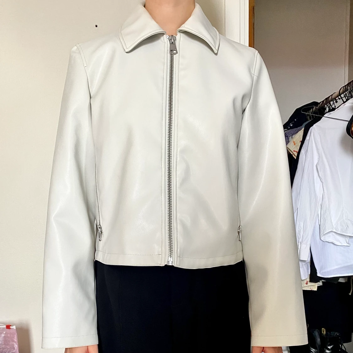 Vit jacka i pu-läder - 91