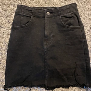 Kjol från bershka  - En fin svart jeanskjol ifrån bershka. Använd några gånger med ej sliten! Säljer pga att den inte längre är min storlek. Inga defekter som hål eller slitningar. Köptes för 200kr säljer för 50+frakt. Materialet är bekvämt och ganska stretchigt. :)