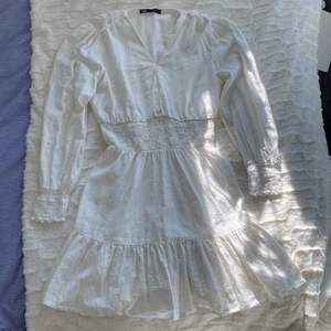 Zara klänning st Xs - Säljer den här klänningen på grund av att jag inte tycker den passar på mig. Den är väldigt fint och inte använd mer än 2-3 gånger. Den är lite ihopsydd vid urringningen men enkelt att få bort.Frakt diskuteras i dm