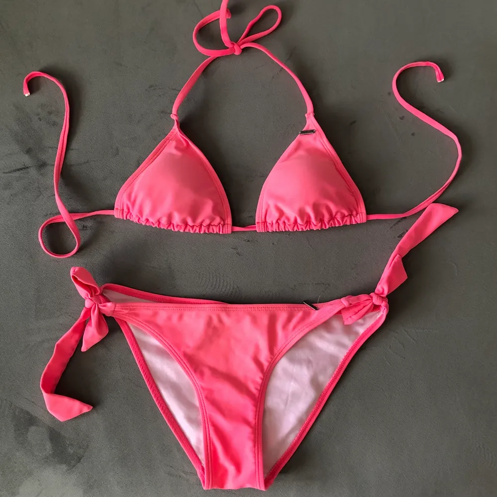 Jättefin rosa bikini sett 💗 Jag köpte den för två år sen och använde den den sommaren ungefär 5 gånger och sedan dess har den bara legat i garderåben . Övrigt.