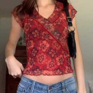 Blommig topp - Mönstrad meshtopp från okänt märke med täckande tyg framtill! Passar mig som brukar ha XS/S 💕