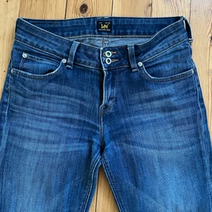 Lågmidjade jeans - 200kr + 57kr frakt! från märket Lee, passar som en xs eller liten s! en bälteshälla är sönder och har gjort ett litet hål i byxan, meddela för bilder på det och bild på hur de sitter på!!