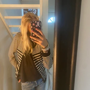 Kofta  - Säljer denna randiga fina kofta 💞Jätte fin och har inte defekter! Fråga om ni har frågor ! (Använd gärna inte köp direkt funktionen då jag inte har så bra koll på hur det funkar ) 💞