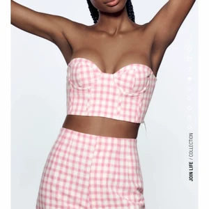 Topp - Säljer denna topp från zara då den var för liten för mig. Den är i storlek M men skulle säga att den passa s! Helt ny lapp finns kvar! Men 