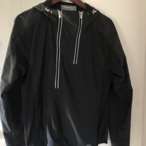 Ariat - Näst in till ny ariat anorak, svart med reflexer, super skön och perfekt att ha som lager på lager. Tål regn