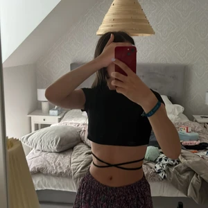 Fin tröja med knut - Säljer min fina tröja med knut runt magen, den är från gina och fint skick använd max 2 gånger, säljer för den är för liten❤️