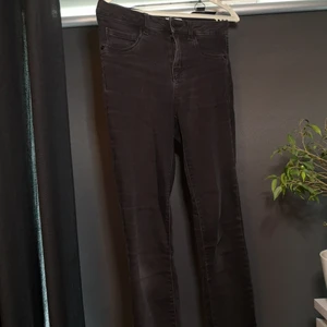 Jeans  - Välanvända svarta jeans. Använde de har mycket föut men inte på länge nu, de är nästan lite nöta men inga håll. Då jag inte använder de vill jag ha bort dem, samt att jag har ingen plats för de så smäll till bara😊😊
