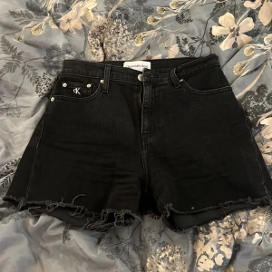 Calvin Klein Jeans - Använda en gång förra sommaren. Blivit för små. Sjukt snygga, storlek W25.