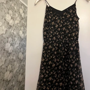 Supersöt svart klänning - Söt svart blommig klänning från veto moda i storlek xs! Säljer den då den tyvärr inte kommer till användning, bara använt en gång så den i superbra skick! 🌸🖤