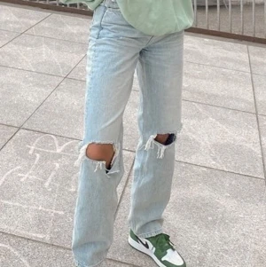 H&M’s byxor  - De här jeansen e från H&M de e ljus blåa har två hål vid knäna.Jag älskar de.Men måste sälja använder inte de lika mycket längre.Förra året använde jag de sist de e tvättade och de jätte sköna och bekväma❤️köpte de för 250 säljer de för 100.Strl S-M❤️ 