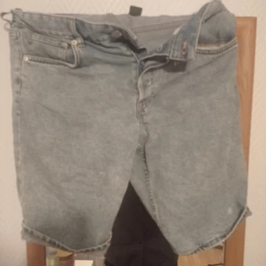 Denim Slim fit shorts strl 32 - Använda en sommar, fick mycket blickar 😇 Hela och rena såklart.