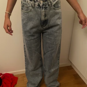 Ljusblåa baggy jeans - Ett par ljusblåa baggy jeans ifrån SHEIN. Storlek XS men är för stora för mig som själv passar med storlek XS så skulle säga att dem både passsr XS och S. Säljes för 100kr👖