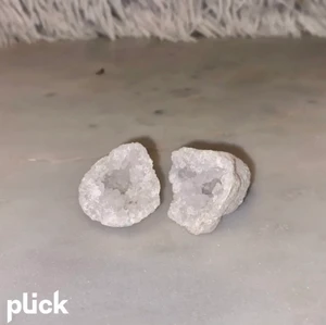 Bergskristall geode  - Bergkristall stärker auran och främjar därigenom motståndskraften för påverkan av utomstående energier och stressande miljöer. Den anses också vara en av de mest effektiva healing kristallerna då den fokuserar läkandet på hela kroppen och sägs vara bra🤍