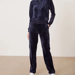 Mörkblå Juicy ser - Mörkblå juicy, 2000kr frakten är gratis. Jag vill spara till det grå juicy settet så därför säljer jag denna. Går att byta emot det gråa juicy settet i strlk S eller xs. Settet har jätte bra kvalite som nytt har inte haft de länge.