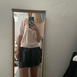 zadig kjol - så cool volang kjol i skinn från zadig ! helt oanvänd och unik då den är från barnavdelningen ❤️ sitter som en Xs/S , skriv för mer bilder, köptes för 800kr