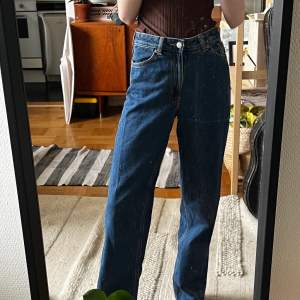 Mörkblåa jeans från Monki i modellen Kaori som är väldigt straight leg och high waist💕 går ner till golvet på mig som är 170, säljer pga för stora för mig✨ köpta för 400 kr