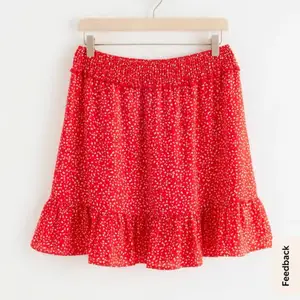 Röd fin kjol från Lindex ✨säljer den för den är för stor i midjan för mig🔥😭så tänkte att den kunde passa bättre på nån annan.Köpte den tidigare för 250 och nu säljs för billigare pris💕 