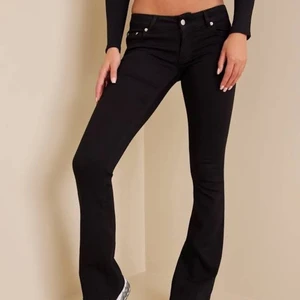 lågmidjade jeans - Säljer nu mina såå fina lågmidjade svarta jeans då de blivit försmå för mig. I storlek 26/32, använda en gång, ifrån GAP Skriv för egna bilder