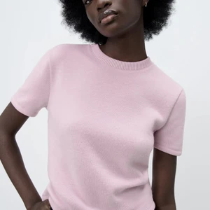 Stickad tröja  - Super fin stickat tröja från zara som tyvärr inte kommer till användning💗 Slutsåld på zara!