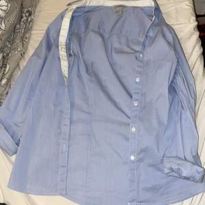 Det är en Hm skjorta som är i bra skick och använd ett fåtal gånger, strl 32. Frakten står kunden för 29 SEK.☺️