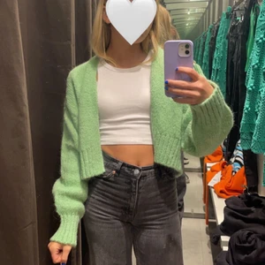 Grön stickad kofta - Super fin stickad kofta från zara som inte längre kommer till användning. Finns inte kvar på hemsidan!💚
