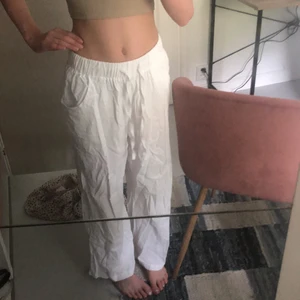  vita linnebyxor - Sjukt snygga linnebyxor till sommarn!💓 säljer pga för stora för mig! Storlek S