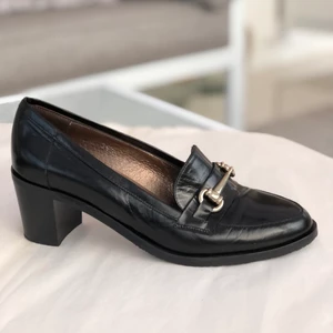 PENELOPE - Klackskor i Strl 37 - Bra Skick använd en gång   Om produkten:  Storlek: 37 och de är liten i storlek. Färg: Svart Material:Skinn Klackhöjd: 6 cm 