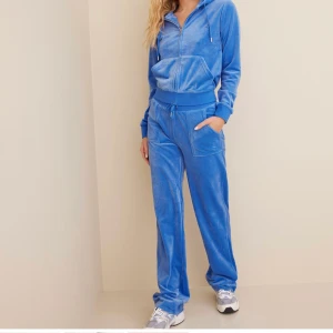 INTRESSEKOLL  - intressekoll på mitt juicy sett i färgen REGATTA. Köpt på juicys egna hemsida för nypriset 2100kr! Använt max 5 gånger, tänker mig därför ett bra pris. 