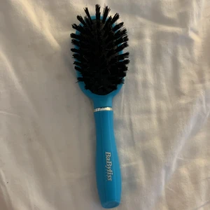Babylis hårborste - Svinhårsborste med syntetiska strån från babylis. Säljes då jag råkade köpa fel. Skonsam mot håret och hjälper till att fördela hårbottens oljor till längderna!