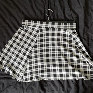 kjol - En fin kjol som tyvärr inte kommer till användning! Använd ganska mycket men fortfarande i bra skick och inga hål!