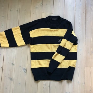 Stickad tröja - Snygg stickad tröja i väldigt bra skick. Oversized i passformen