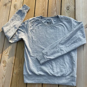 Way Ink tröja i stl 158/164 - En sweatshirt tröja med nitar på axlarna. Säljer då jag växt ur den. 