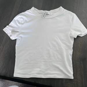 En vanlig vit t-shirt i storlek xxs som e lite kort men typ vanlig o e lite tajt aldrig använt för lite för tajt enligt mej  