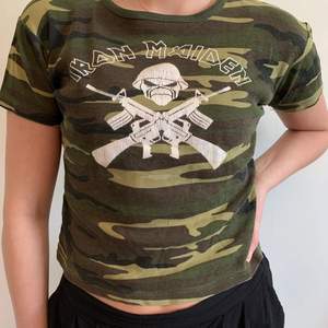 Väldigt unik Iron Maiden X Star Wars cropped T-shirt  I bra skick tecken på användning (knappt synliga sprickor i trycket) ❤️(finns  inte att få tag på längre)nypris 250 