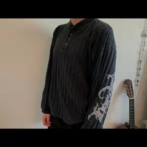 As cool och dessutom unik långärmad tröja med feta detaljer i bra skick ❤️