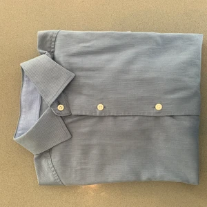 Riley Skjorta - Stilig skjorta från Riley som passar utmärkt till kostym eller andra outfits då var vill vara lite extra fin. Storlek S.