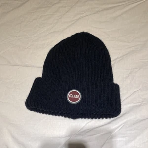 Colmar mössa - Säljer denna Colmar mössa i svart färg. Aldrig använt. Ordinarepris: 549kr