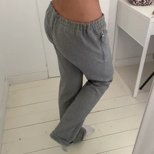 Lpgmdijade mjukisbyxor - Så snygga vida lågmidjade mjukisar! Extremt stora för mig i midjan då behöver knyta dom och då sitter dom👌🏼👌🏼(knutna på bilderna)