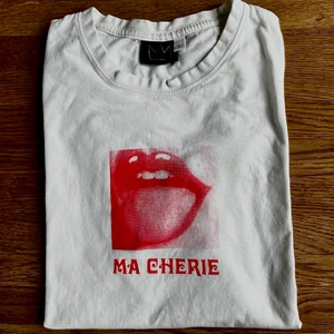 Hov1 merch - Säljer denna skitsnygga hov1 merch från 2019 med texten Ma Cherie. Den är i en storlek S och sitter skitsnyggt. Den är endast använd ett fåtal gånger, max 10 eftersom jag inte är ett så stort fan längre och tröjan är inte min stil, köparen står för frakt❤️