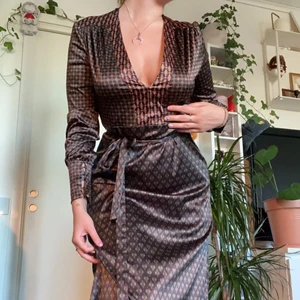 Zara klänning  - Denna förvånansvärt stretchiga maxiklänning har aldrig kommit till användning vilket jag ångrar men tycker att någon annan förtjänar den! Pågrund av att den är så stretchig passar den många olika storlekar från S till L! 🧚🏼‍♀️ Klänningen är från Zara gjord i Marocko (kanske därav det unika mönstret)