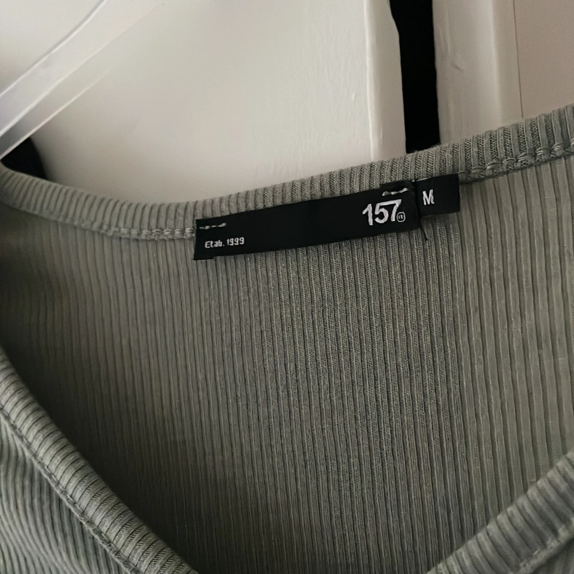 2 st randiga bas tröjor med v-hals - 90