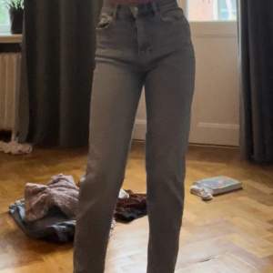 Ett par fina jeans från Gina tricot köpta för ca 500kr men säljer nu för 200kr ,knappt använda så super bra skick👍🏻👍🏻 de är i strl 32