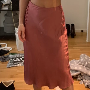 Silkeskjol  - Jättefin silkeskjol helt oanvänd med prislapp kvar. Slits på sidan.  Köparen står för frakten.