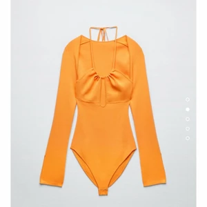 Zara Orange Body - Säljer orange body från Zara (som är slutsåld på Zaras hemsida). Aldrig använd och etiketten finns kvar i storlek S. Köparen står för frakten eller så går det att möta upp mig i Malmö. Ingen returrätt.