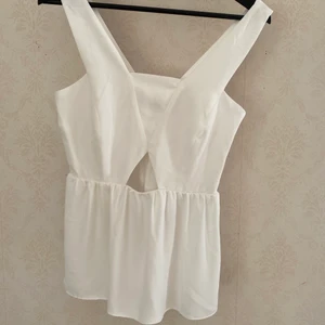 Vit topp Zara  - Vit topp från zara. Använd fåtal gånger 🥰 storlek xs 