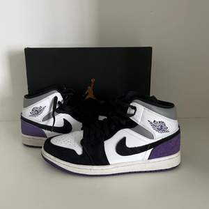 Ett par air jordan 1 mid SE varsity purple i storlek 44 som är i använt skick, Köpte dem förra året på hemsidan sold out vilket är en legit sneaker sida där man kan köpa limiterade sneakers 