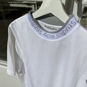 Acne Studios NECK Logo T-Shirt - Hej, säljer nu min Acne Studios tröja. Den är i jättebra skick utan några tecken på användning. Storlek Medium men passar även Large. Den är slutsåld på Acnes hemsida.  Priset är inte hugget i sten, hör av er vid frågor.