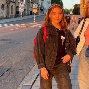 Svart jeansjacka  - Superfin jeansjacka i vintagestuk!! 🤩 Väldigt sparsamt använd och går att kavla ned ärmarna! Jag på bilden är 160cm. 